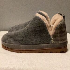 Dearfoams Gray and Cream Slippers